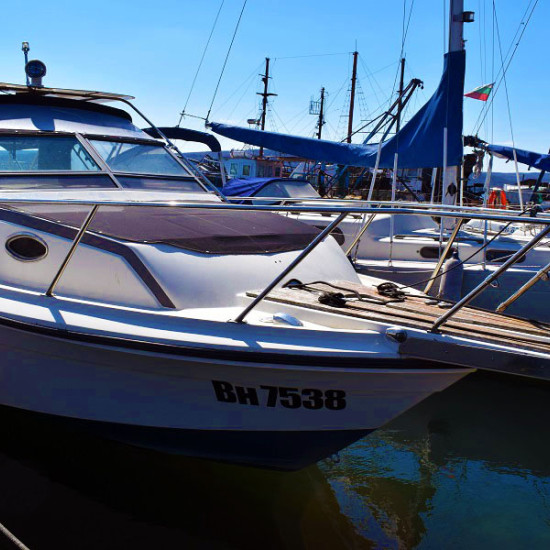 Наем на моторна яхта във Варна за 8 човека от Makaroon