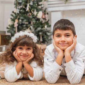 Luxury Christmas photo shoot for 2 adults + up to 2 children - 10 shots Luxury Christmas photo shoot for 2 adults + up to 2 children - 10 shots