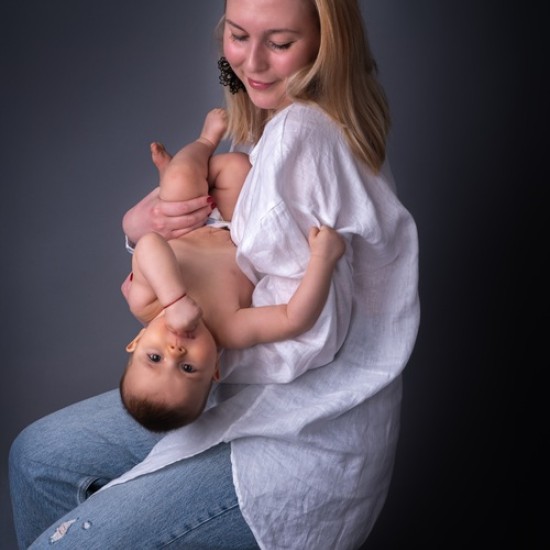 Capture the most intimate moments between you in photos with a Professional "Mom and Me" or "Dad and Me" Photo Session from Makaroon