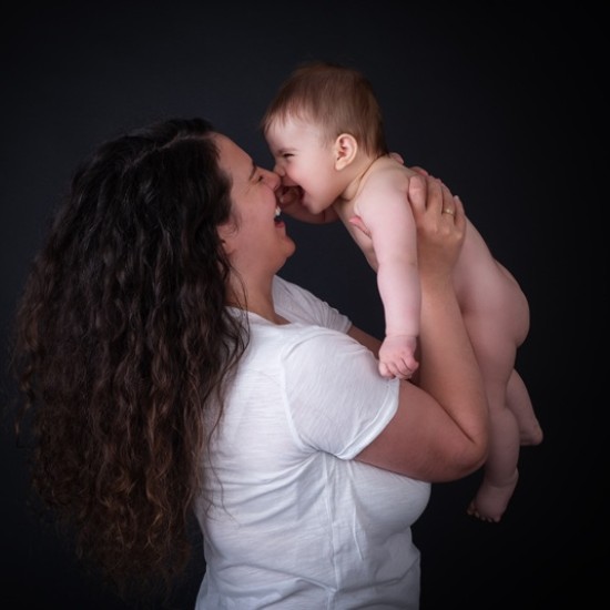 Capture the most intimate moments between you in photos with a Professional "Mom and Me" or "Dad and Me" Photo Session from Makaroon Capture the most intimate moments between you in photos with a Professional "Mom and Me" or "Dad and Me" Photo Session from Makaroon