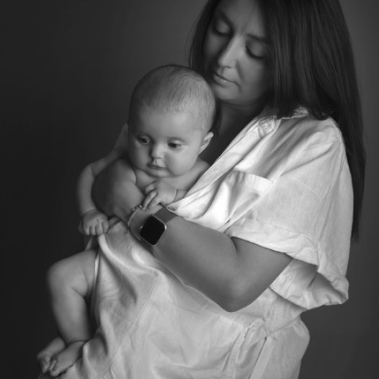 Capture the most intimate moments between you in photos with a Professional "Mom and Me" or "Dad and Me" Photo Session from Makaroon Capture the most intimate moments between you in photos with a Professional "Mom and Me" or "Dad and Me" Photo Session from Makaroon