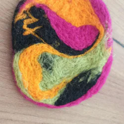 Създаване на изделие от плъстена вълна - иглонабиване - брошка, висулка, поставка за чаша Създаване на изделие от плъстена вълна - иглонабиване - брошка, висулка, поставка за чаша