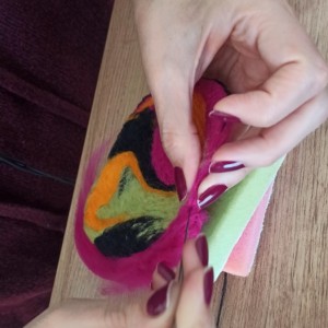 Създаване на изделие от плъстена вълна - иглонабиване - брошка, висулка, поставка за чаша Създаване на изделие от плъстена вълна - иглонабиване - брошка, висулка, поставка за чаша