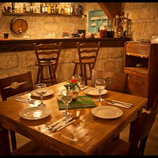 Подарете си пълноценен отдих с усещане за автентичност с нощувка за двама в Етно хотел Осмарски къщи от Makaroon Подарете си пълноценен отдих с усещане за автентичност с нощувка за двама в Етно хотел Осмарски къщи от Makaroon