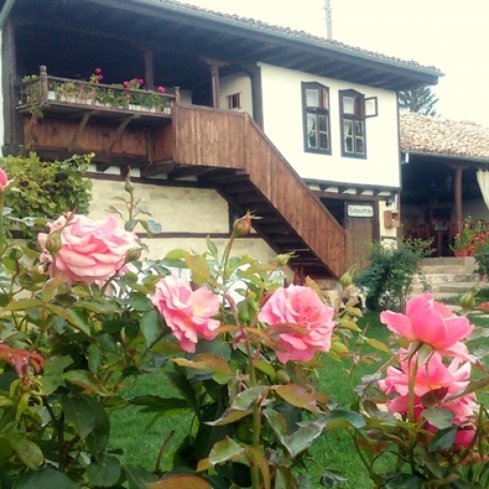 Подарете си пълноценен отдих с усещане за автентичност с нощувка за двама в Етно хотел Осмарски къщи от Makaroon Подарете си пълноценен отдих с усещане за автентичност с нощувка за двама в Етно хотел Осмарски къщи от Makaroon