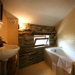 Нощувка за двама в студио лукс с хидромасажна вана + закуска в Етно хотел Осмарски къщи, с. Осмар, област Шумен