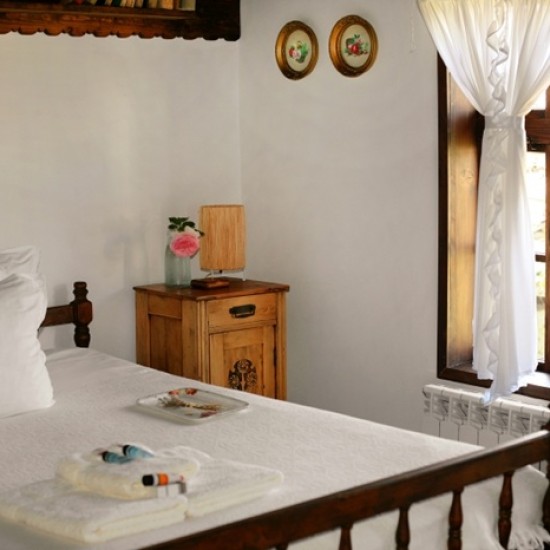 Подарете си пълноценен отдих с усещане за автентичност с нощувка за двама в Етно хотел Осмарски къщи от Makaroon Подарете си пълноценен отдих с усещане за автентичност с нощувка за двама в Етно хотел Осмарски къщи от Makaroon