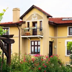 Нощувка за двама в двойна стандартна стая + закуска в Етно хотел Осмарски къщи, с. Осмар, област Шумен Нощувка за двама в двойна стандартна стая + закуска в Етно хотел Осмарски къщи, с. Осмар, област Шумен