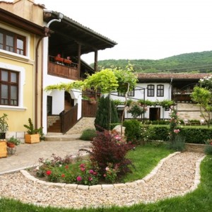 Нощувка за двама в двойна стандартна стая + закуска в Етно хотел Осмарски къщи, с. Осмар, област Шумен