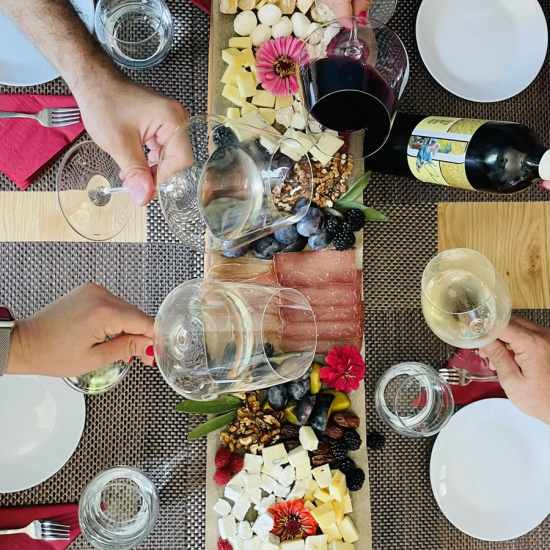 Подарете автентичност с "Дегустация на вино за двама  с местни деликатеси, посещение в избата и разходка до Килифаревския манастир " от Makaroon