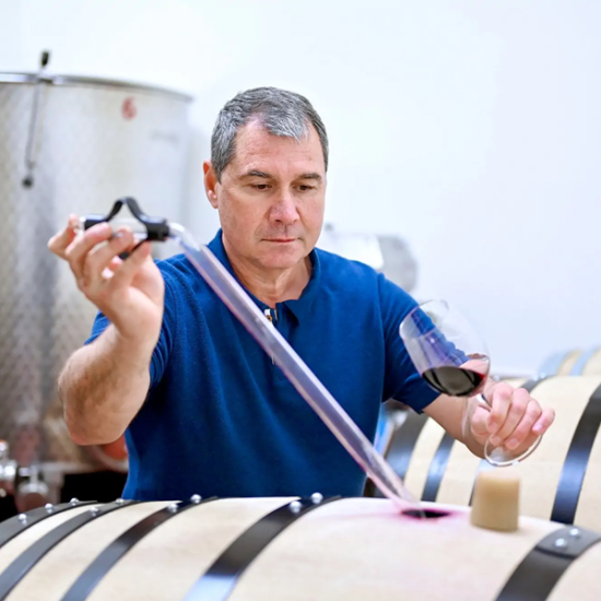 Подарете автентичност с "Дегустация на вино за двама  с местни деликатеси, посещение в избата и разходка до Килифаревския манастир " от Makaroon