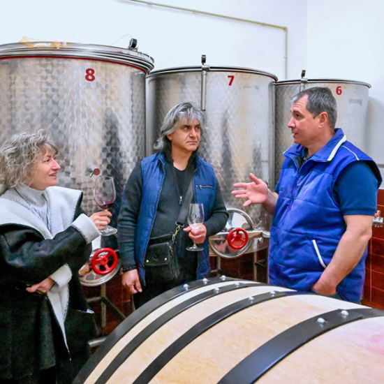 Подарете автентичност с "Дегустация на вино за двама  с местни деликатеси, посещение в избата и разходка до Килифаревския манастир " от Makaroon