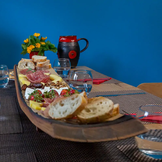 Подарете автентичност с "Дегустация на вино за двама  с местни деликатеси, посещение в избата и разходка до Килифаревския манастир " от Makaroon