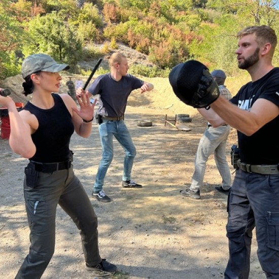 Станете истински екшън герой с Обучение по използване на огнестрелно оръжие на снимачна площадка от Makaroon