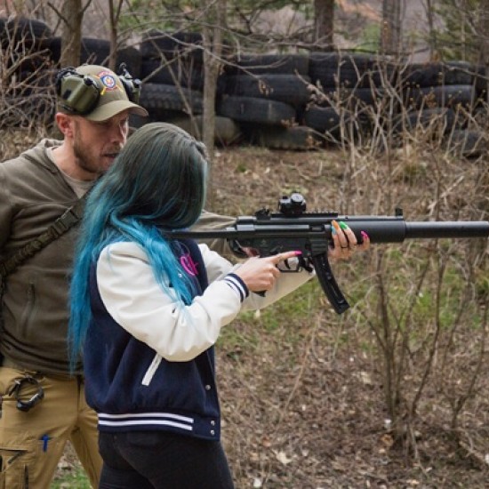 Станете истински екшън герой с Обучение по използване на огнестрелно оръжие на снимачна площадка от Makaroon