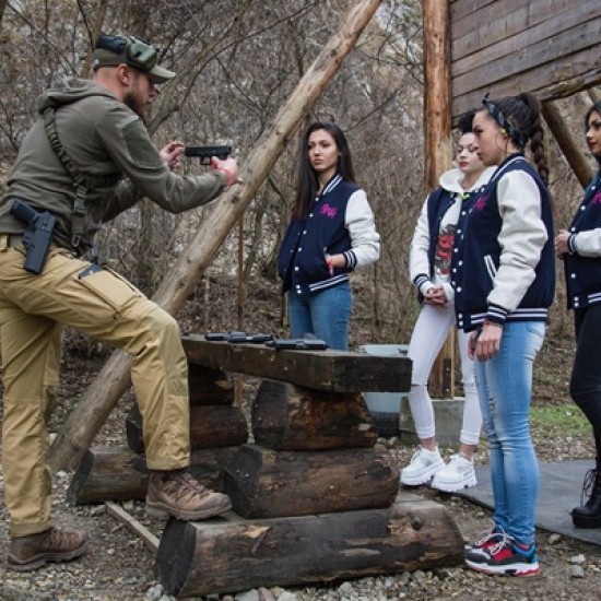 Станете истински екшън герой с Обучение по използване на огнестрелно оръжие на снимачна площадка от Makaroon
