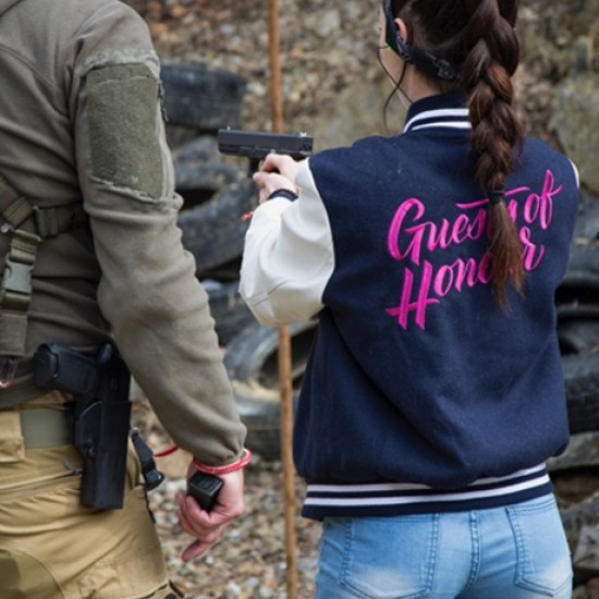 Станете истински екшън герой с Обучение по използване на огнестрелно оръжие на снимачна площадка от Makaroon