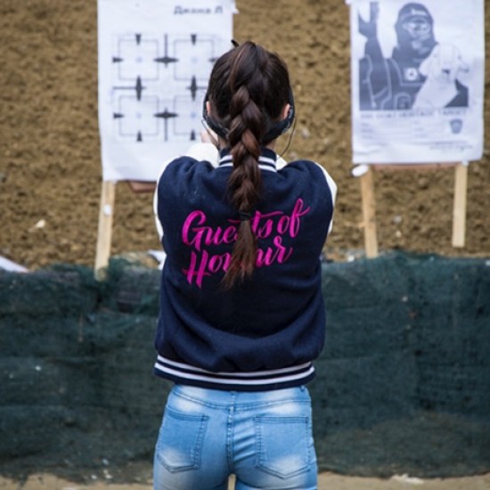 Станете истински екшън герой с Обучение по използване на огнестрелно оръжие на снимачна площадка от Makaroon