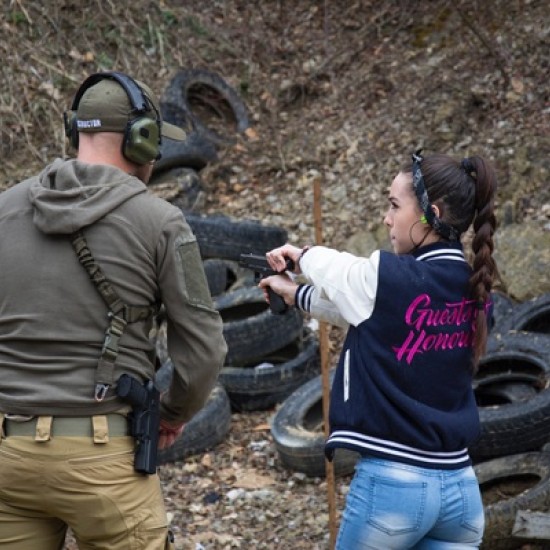 Станете истински екшън герой с Обучение по използване на огнестрелно оръжие на снимачна площадка от Makaroon