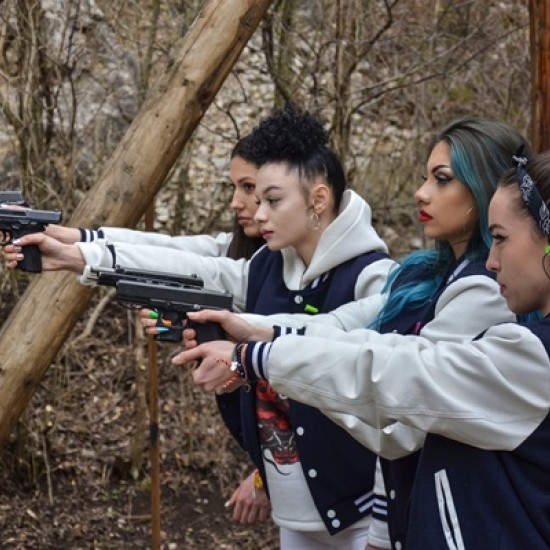 Станете истински екшън герой с Обучение по използване на огнестрелно оръжие на снимачна площадка от Makaroon