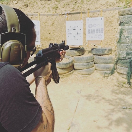 Станете истински екшън герой с Обучение по използване на огнестрелно оръжие на снимачна площадка от Makaroon