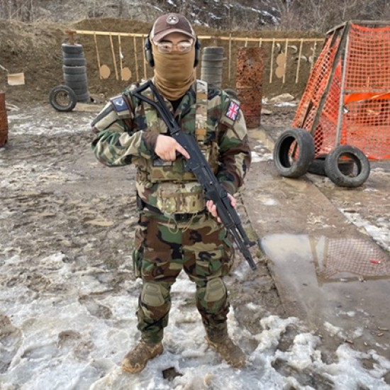 Станете истински екшън герой с Обучение по използване на огнестрелно оръжие на снимачна площадка от Makaroon