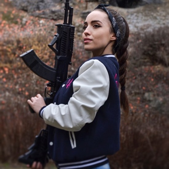 Станете истински екшън герой с Обучение по използване на огнестрелно оръжие на снимачна площадка от Makaroon