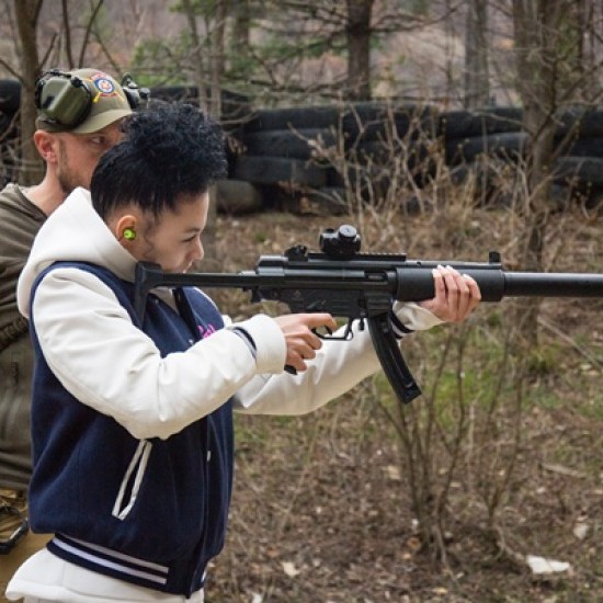 Станете истински екшън герой с Обучение по използване на огнестрелно оръжие на снимачна площадка от Makaroon