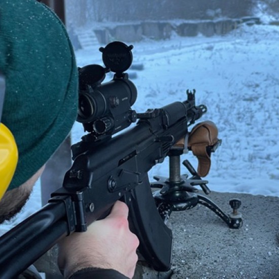 Научете тайните на използването на автомат „Калашников“ с професионално обучение от Makaroon