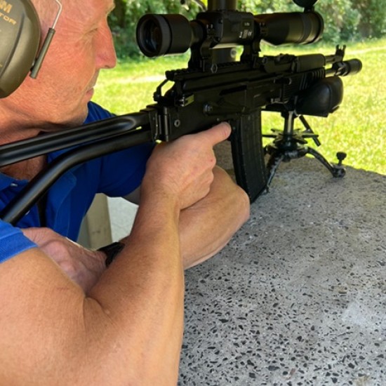 Научете тайните на използването на автомат „Калашников“ с професионално обучение от Makaroon