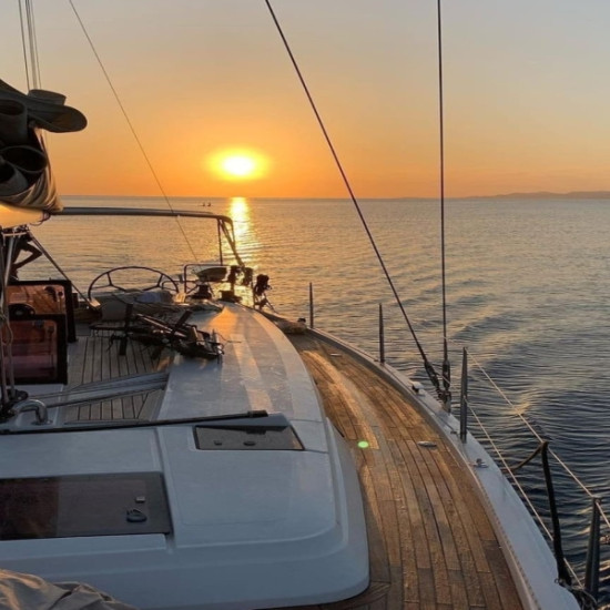 Романтична разходка с яхта по залез в Несебър от Макароон