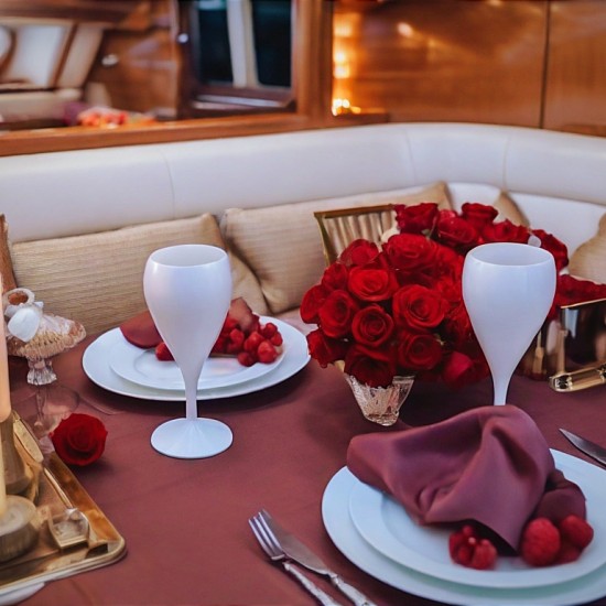 Романтична вечеря за двама и нощувка на яхта във Варна от Макароон