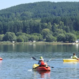 Едноместен каяк на язовир Искър за търсачите на приключения