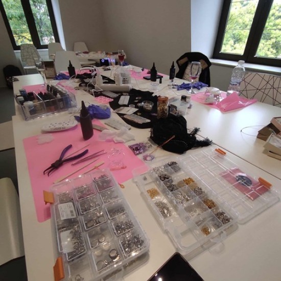 Усетете магията на творческата атмосфера с Работилница за изработка на бижута от епоксидна смола в Банкя от Makaroon Усетете магията на творческата атмосфера с Работилница за изработка на бижута от епоксидна смола в Банкя от Makaroon