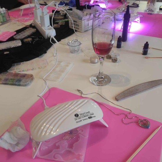 Усетете магията на творческата атмосфера с Работилница за изработка на бижута от епоксидна смола в Банкя от Makaroon Усетете магията на творческата атмосфера с Работилница за изработка на бижута от епоксидна смола в Банкя от Makaroon