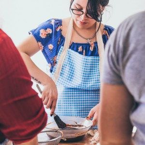 Женско парти със сладки и вино за до четири дами