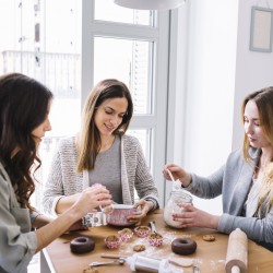 Women's party with sweets and wine for up to four ladies Women's party with sweets and wine for up to four ladies
