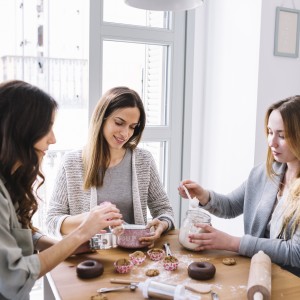 Женско парти със сладки и вино за до четири дами