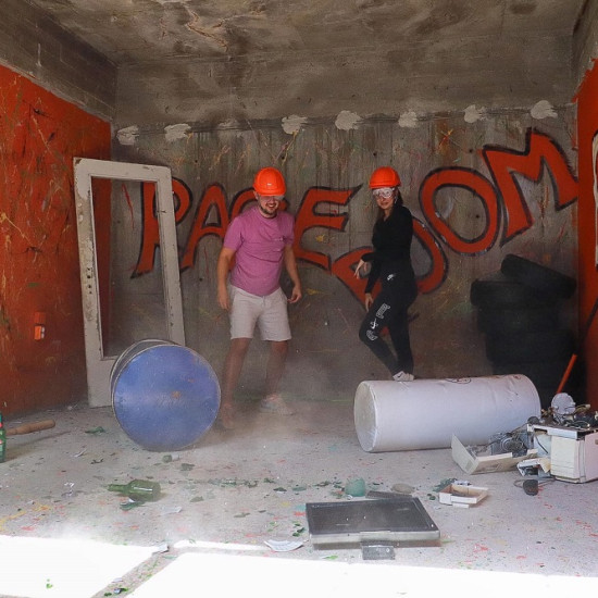 Чупи без притеснения в Rage Room Велико Търново! от Макароон Чупи без притеснения в Rage Room Велико Търново! от Макароон