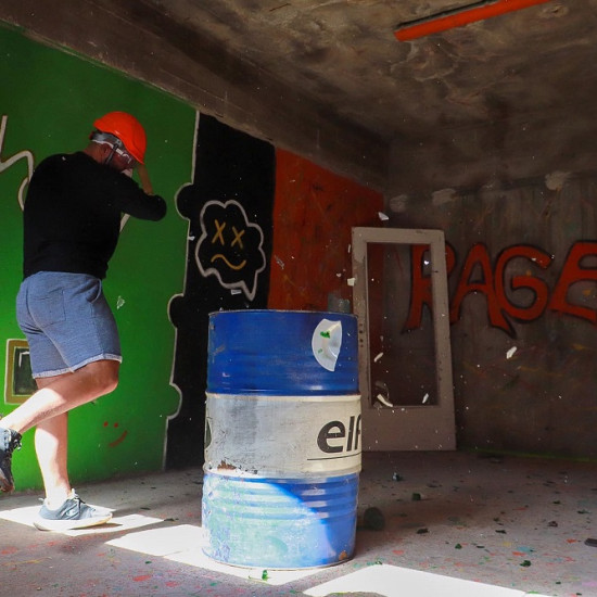 Чупи без притеснения в Rage Room Велико Търново! от Макароон Чупи без притеснения в Rage Room Велико Търново! от Макароон