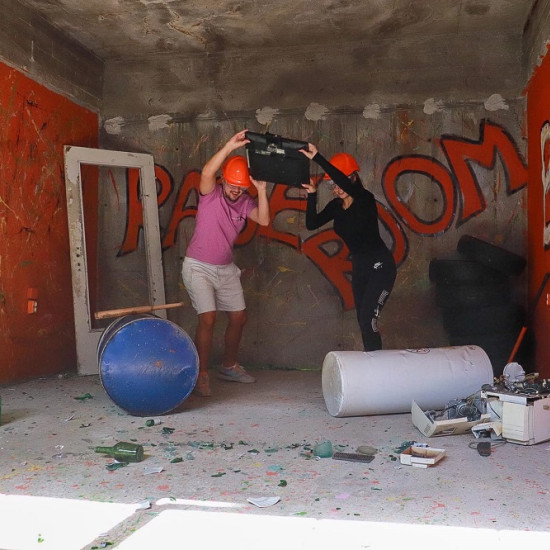 Чупи без притеснения в Rage Room Велико Търново! от Макароон Чупи без притеснения в Rage Room Велико Търново! от Макароон