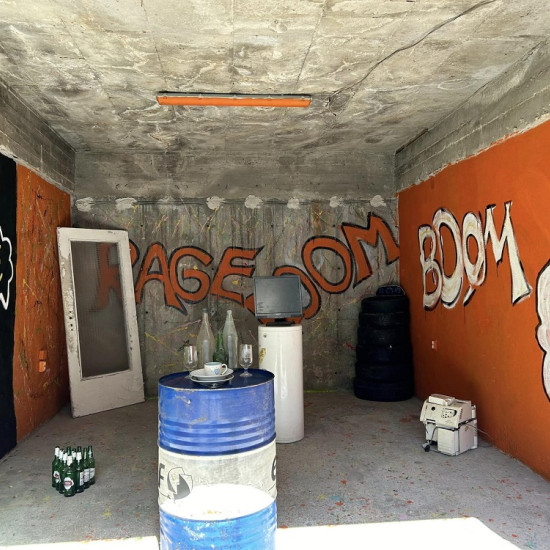Чупи без притеснения в Rage Room Велико Търново! от Макароон Чупи без притеснения в Rage Room Велико Търново! от Макароон