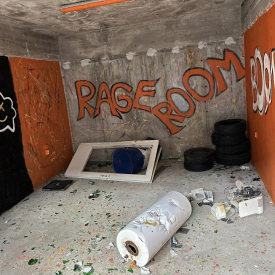 Чупи без притеснения в Rage Room Велико Търново! от Макароон Чупи без притеснения в Rage Room Велико Търново! от Макароон