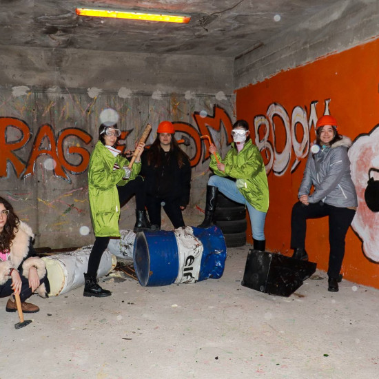 Чупи без притеснения в Rage Room Велико Търново! от Макароон Чупи без притеснения в Rage Room Велико Търново! от Макароон