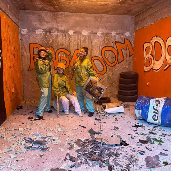 Чупи без притеснения в Rage Room Велико Търново! от Макароон Чупи без притеснения в Rage Room Велико Търново! от Макароон
