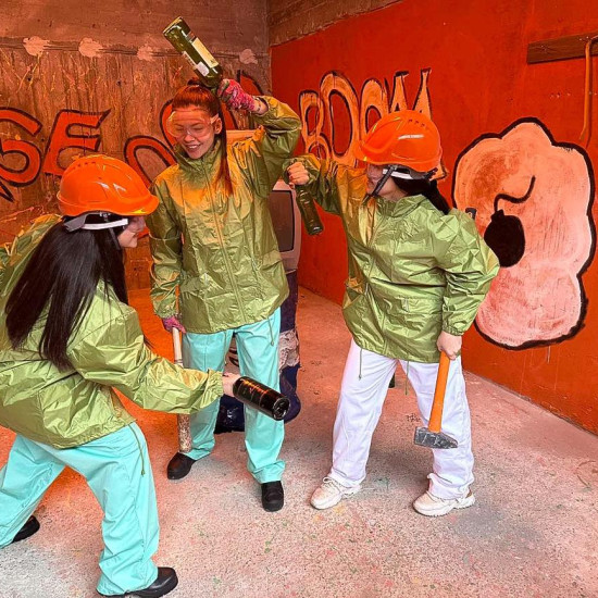 Чупи без притеснения в Rage Room Велико Търново! от Макароон Чупи без притеснения в Rage Room Велико Търново! от Макароон