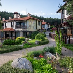 Две нощувки със закуски и вечери за 2-ма възрастни + 1 дете до 4 г. в комплекс Русковец Термал СПА и Ски Резорт, гр. Добринище