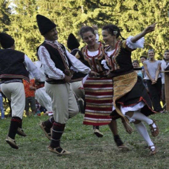 Български народни танци или Руски танци за деца и възрастни | Makaroon.bg