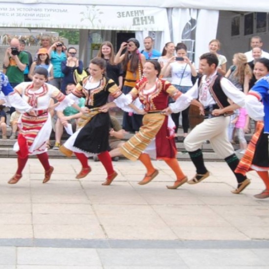 Български народни танци или Руски танци за деца и възрастни | Makaroon.bg