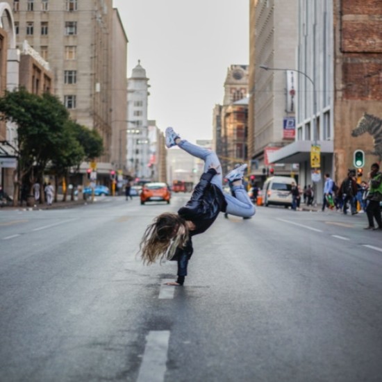 Хип-хоп, брейк или К поп урок за деца или възрастни | Makaroon.bg